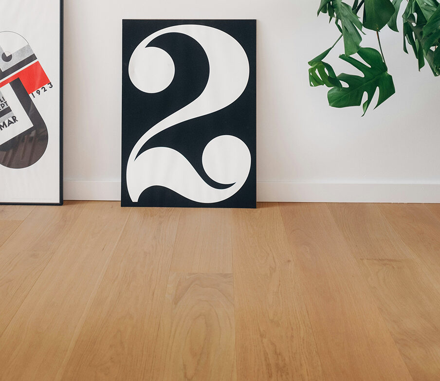 Ansicht eines hochwertigen, hellen Eichenparkettbodens im Landhausdielen-Format in einem modern eingerichteten Raum.